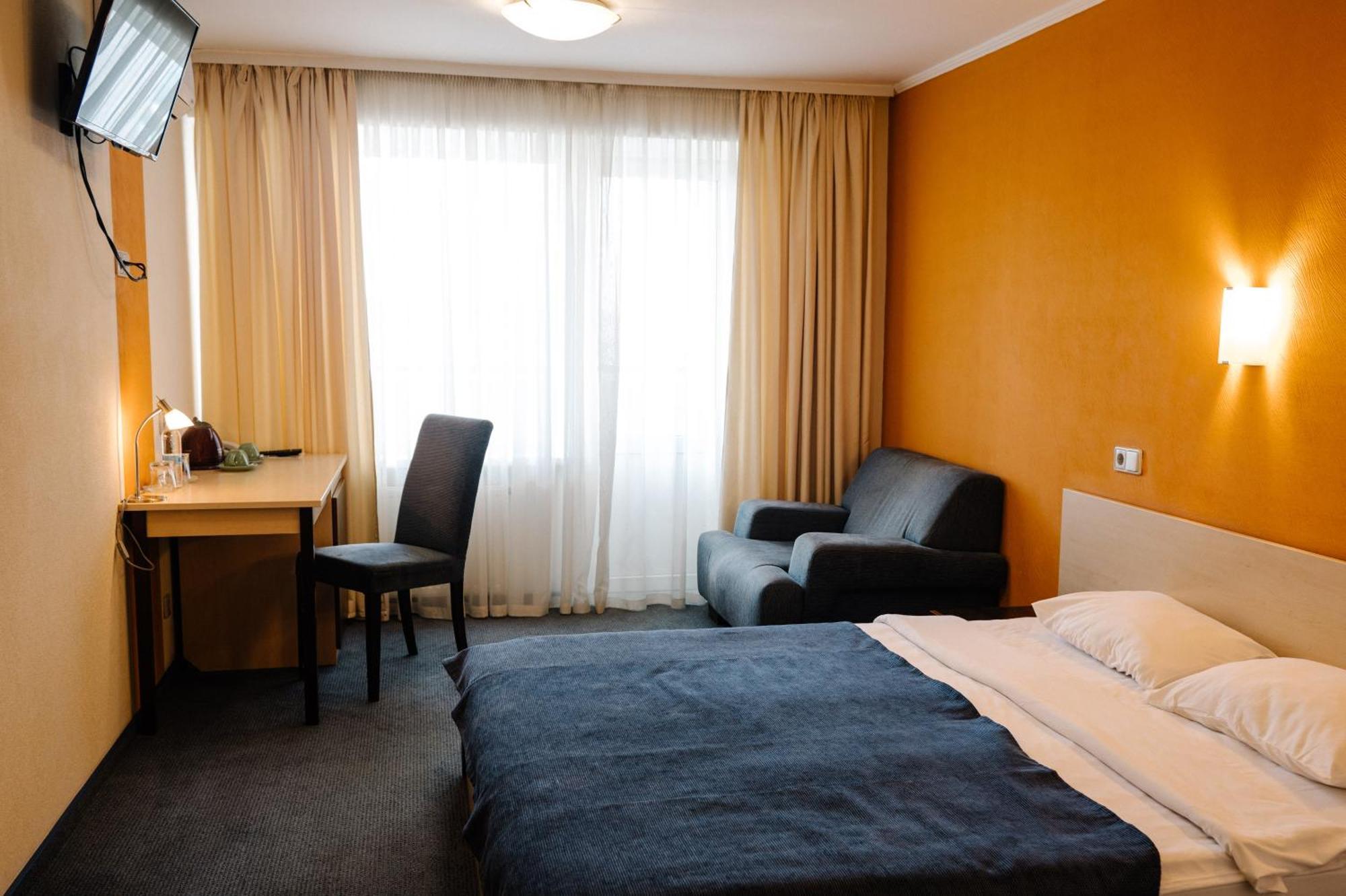 7 Days Hotel Kamyanets-Podilskyi Kültér fotó