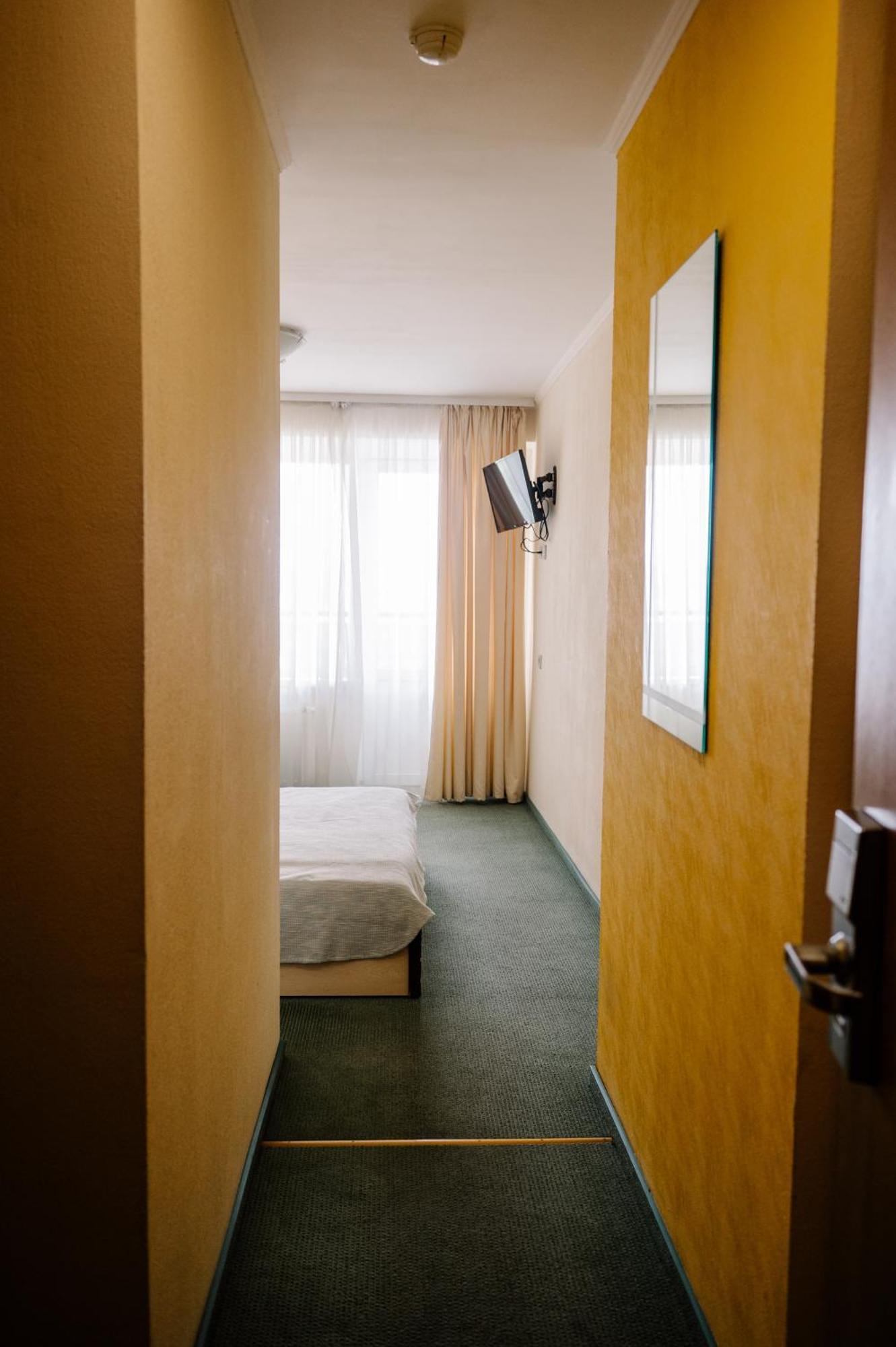 7 Days Hotel Kamyanets-Podilskyi Kültér fotó