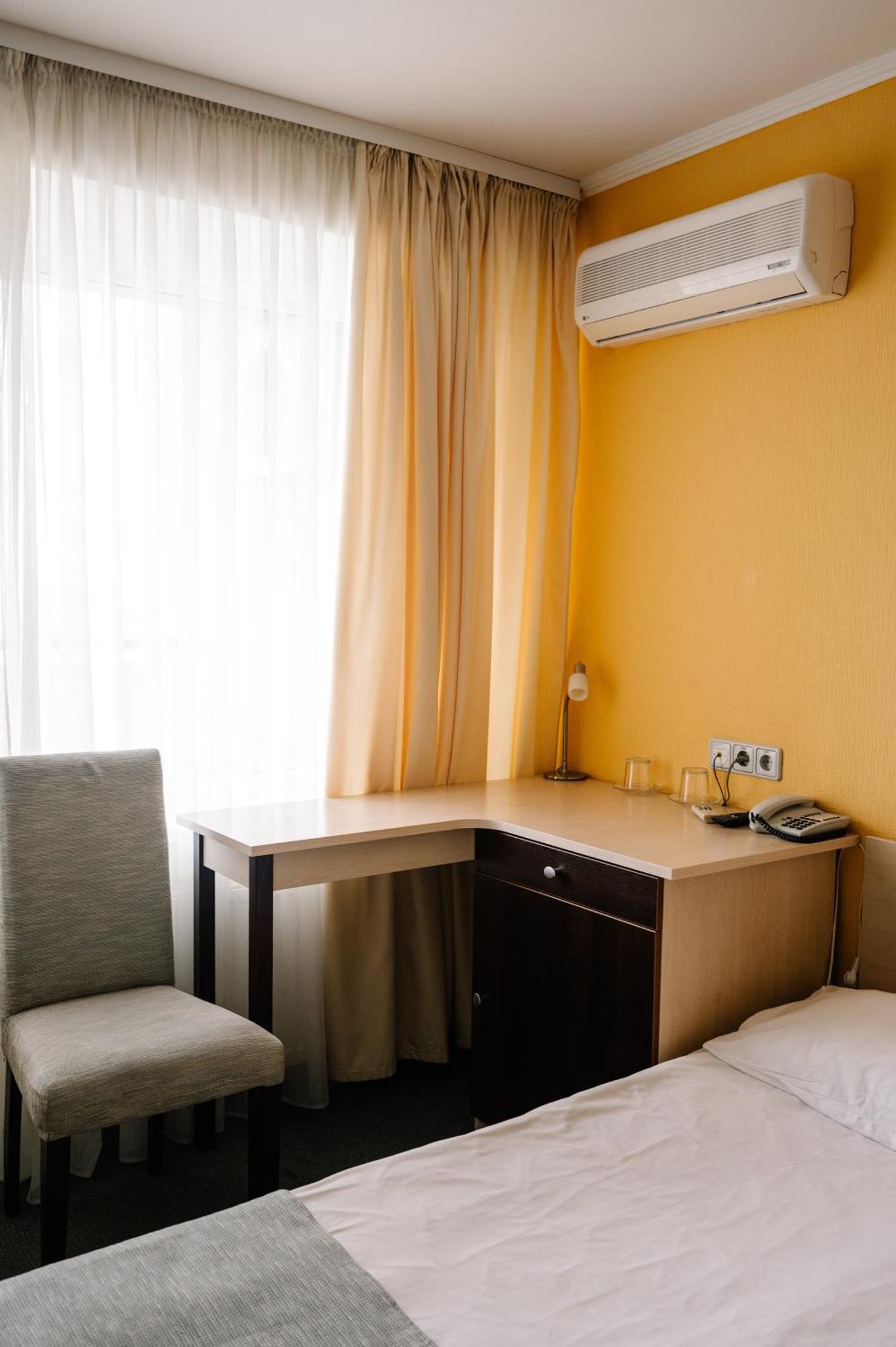 7 Days Hotel Kamyanets-Podilskyi Kültér fotó