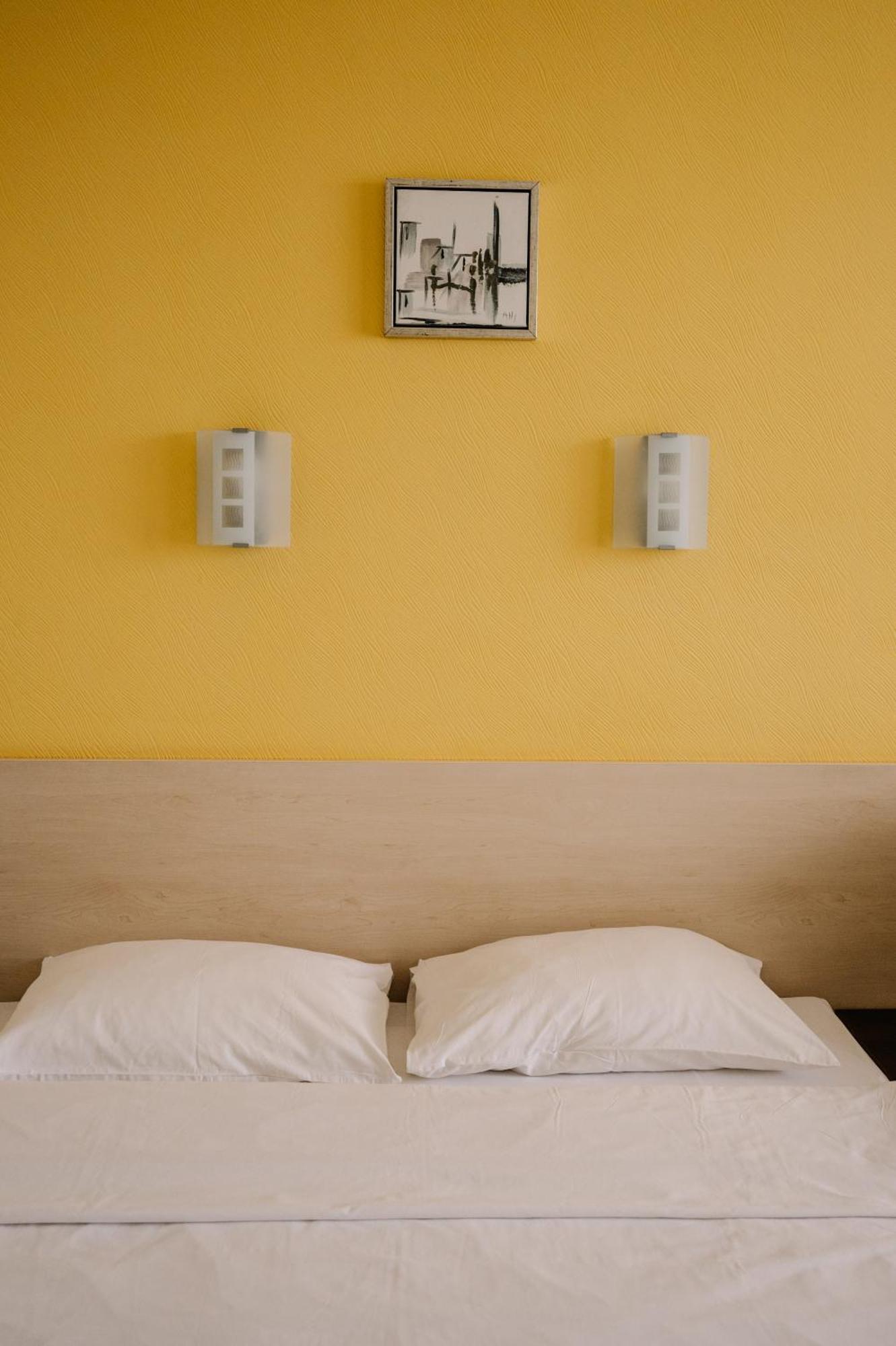 7 Days Hotel Kamyanets-Podilskyi Kültér fotó